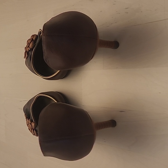 EUC Unis Brown/Bronze Floral Point Toe Open Side Pumps - Picture 15 of 16